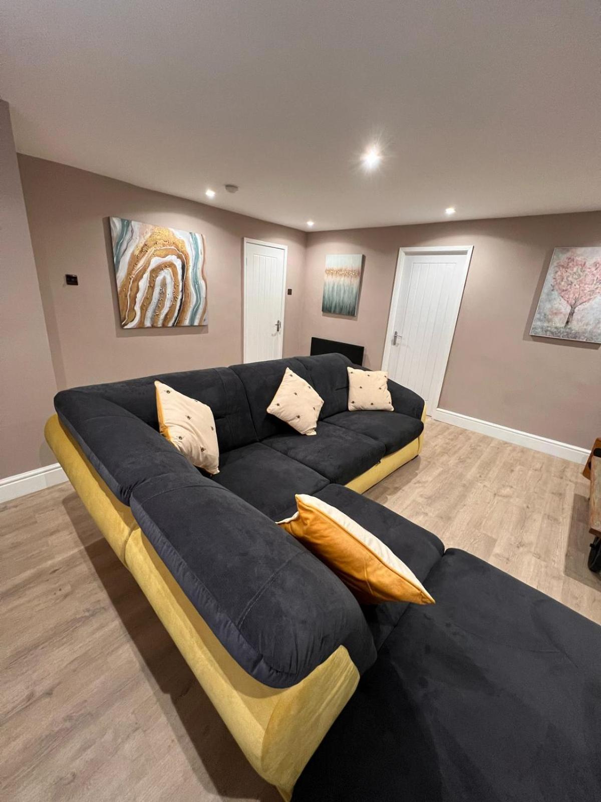 Premier Inn Comfort Mattresses - Sleeps 6 ミドルトン エクステリア 写真